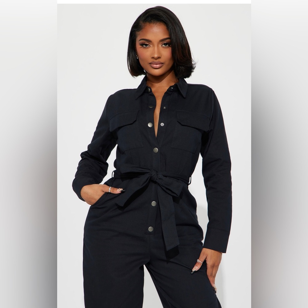 Never been worn classy jumpsuit. Runs pretty big. Looks amazing